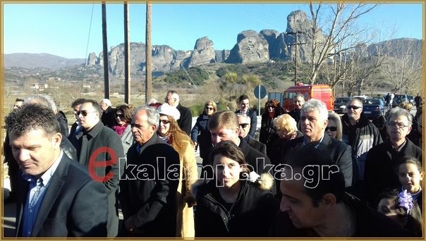 Μόνο ένας και με τα ρούχα «έπεσε» για τον Σταυρό στην Καλαμπάκα [εικόνες & βίντεο] | iefimerida.gr 2