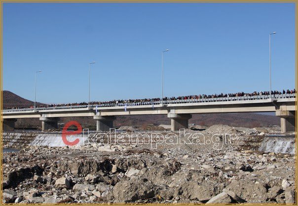 Μόνο ένας και με τα ρούχα «έπεσε» για τον Σταυρό στην Καλαμπάκα [εικόνες & βίντεο] | iefimerida.gr 0