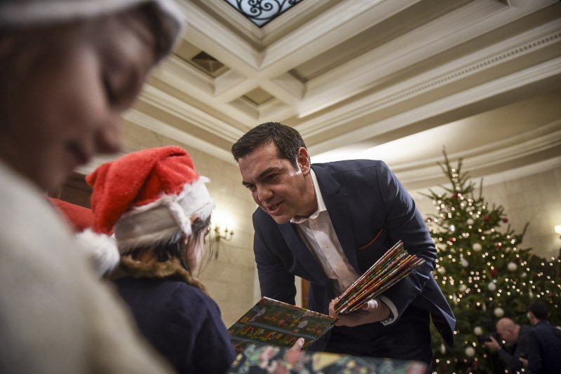 «Εισβολή» παιδιών στο πρωθυπουργικό γραφείο -Ο Τσίπρας άκουσε τα κάλαντα με την Μπαζιάνα στο πλευρό του [εικόνες & βίντεο] | iefimerida.gr 0