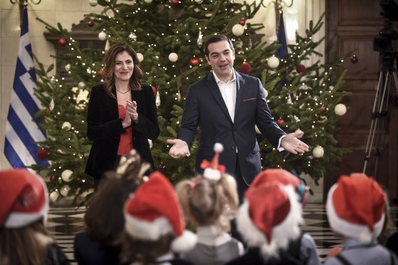 «Εισβολή» παιδιών στο πρωθυπουργικό γραφείο -Ο Τσίπρας άκουσε τα κάλαντα με την Μπαζιάνα στο πλευρό του [εικόνες & βίντεο] | iefimerida.gr 1