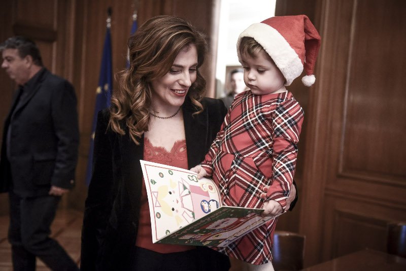 «Εισβολή» παιδιών στο πρωθυπουργικό γραφείο -Ο Τσίπρας άκουσε τα κάλαντα με την Μπαζιάνα στο πλευρό του [εικόνες & βίντεο] | iefimerida.gr 2