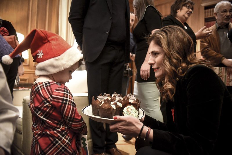 «Εισβολή» παιδιών στο πρωθυπουργικό γραφείο -Ο Τσίπρας άκουσε τα κάλαντα με την Μπαζιάνα στο πλευρό του [εικόνες & βίντεο] | iefimerida.gr 3