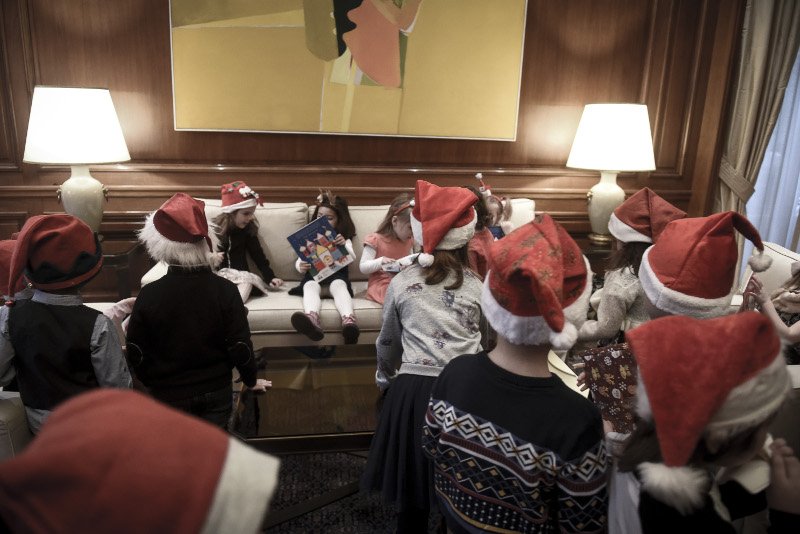 «Εισβολή» παιδιών στο πρωθυπουργικό γραφείο -Ο Τσίπρας άκουσε τα κάλαντα με την Μπαζιάνα στο πλευρό του [εικόνες & βίντεο] | iefimerida.gr 4