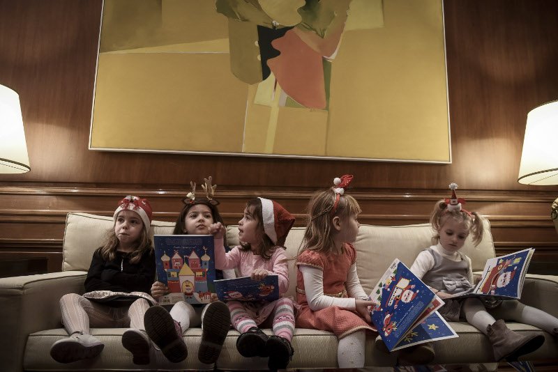 «Εισβολή» παιδιών στο πρωθυπουργικό γραφείο -Ο Τσίπρας άκουσε τα κάλαντα με την Μπαζιάνα στο πλευρό του [εικόνες & βίντεο] | iefimerida.gr 5