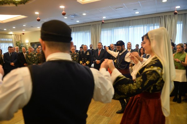 Στρατιωτικές χορωδίες έψαλαν τα κάλαντα στον Πάνο Καμμένο | iefimerida.gr 1