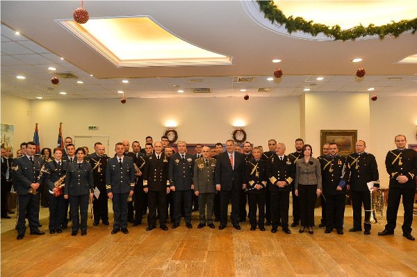 Στρατιωτικές χορωδίες έψαλαν τα κάλαντα στον Πάνο Καμμένο | iefimerida.gr 2