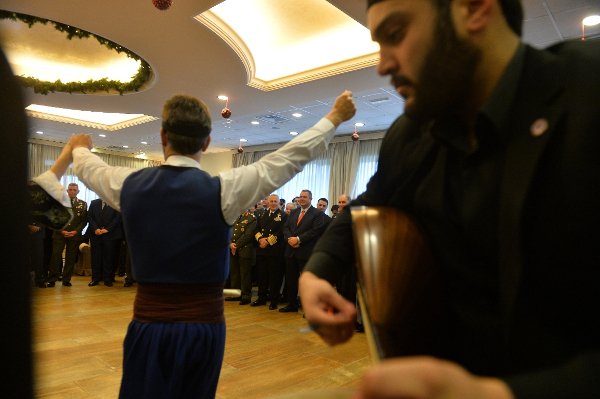 Στρατιωτικές χορωδίες έψαλαν τα κάλαντα στον Πάνο Καμμένο | iefimerida.gr 4