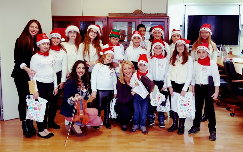 Τα χριστουγεννιάτικα κάλαντα στη Ρένα Δούρου -«Αρωμα» από όλη την Ελλάδα [εικόνα & βίντεο] | iefimerida.gr 0