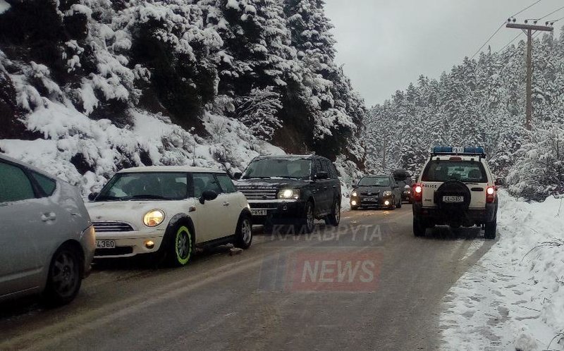 Κακοκαιρία «Σοφία»: Καραμπόλα 20 οχημάτων στα Καλάβρυτα λόγω παγετού [εικόνες] | iefimerida.gr 2