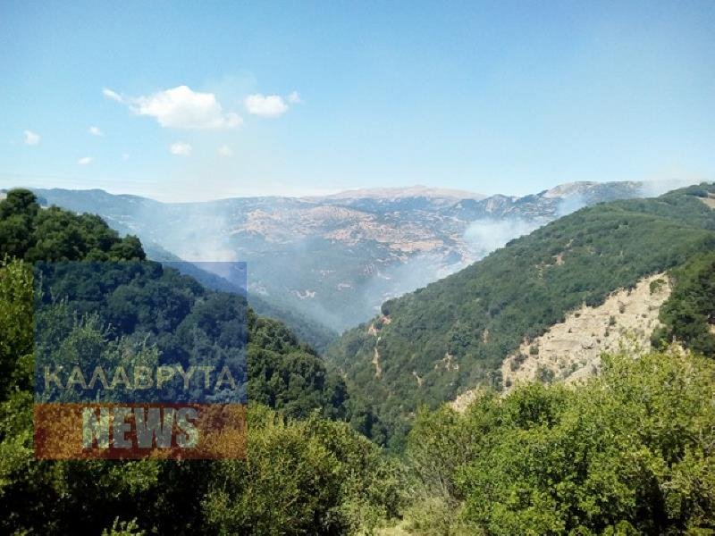 Mεγάλη φωτιά στα Καλάβρυτα, σε δύσβατη περιοχή [εικόνες] | iefimerida.gr 1