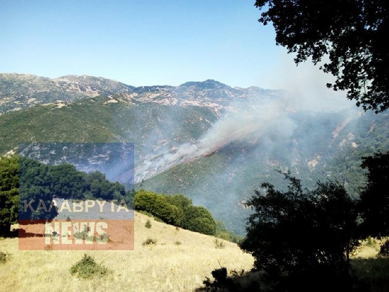 Mεγάλη φωτιά στα Καλάβρυτα, σε δύσβατη περιοχή [εικόνες] | iefimerida.gr 3