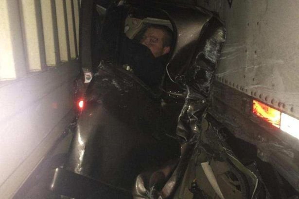 Απίστευτο: Το αυτοκίνητό του συνεθλίβη ανάμεσα σε δυο νταλίκες -Ποζάρει εγκλωβισμένος μέσα στα συντρίμμια [εικόνες] | iefimerida.gr 0