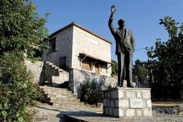 Στον δήμο Ερυμάνθου μεταβιβάστηκε το πατρικό του Γεωργίου Παπανδρέου στο Καλέντζι [εικόνες] | iefimerida.gr 0