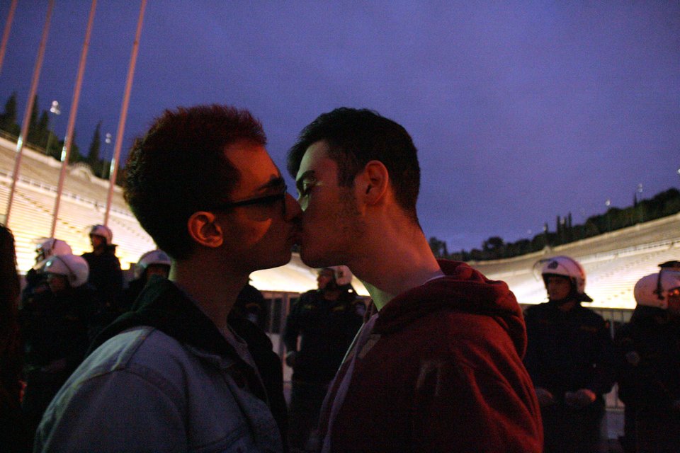 Διαμαρτυρία ομοφυλοφίλων και έξω από το Καλλιμάρμαρο για τους «ομοφοβικούς» Αγώνες του Πούτιν [εικόνες] | iefimerida.gr 1