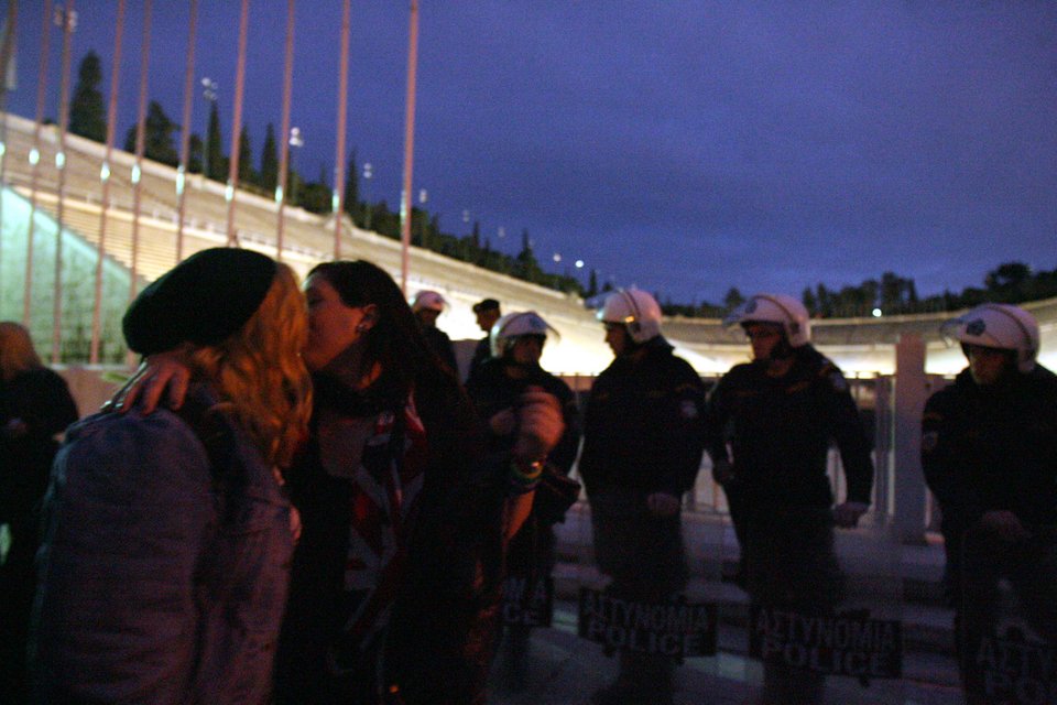 Διαμαρτυρία ομοφυλοφίλων και έξω από το Καλλιμάρμαρο για τους «ομοφοβικούς» Αγώνες του Πούτιν [εικόνες] | iefimerida.gr 2