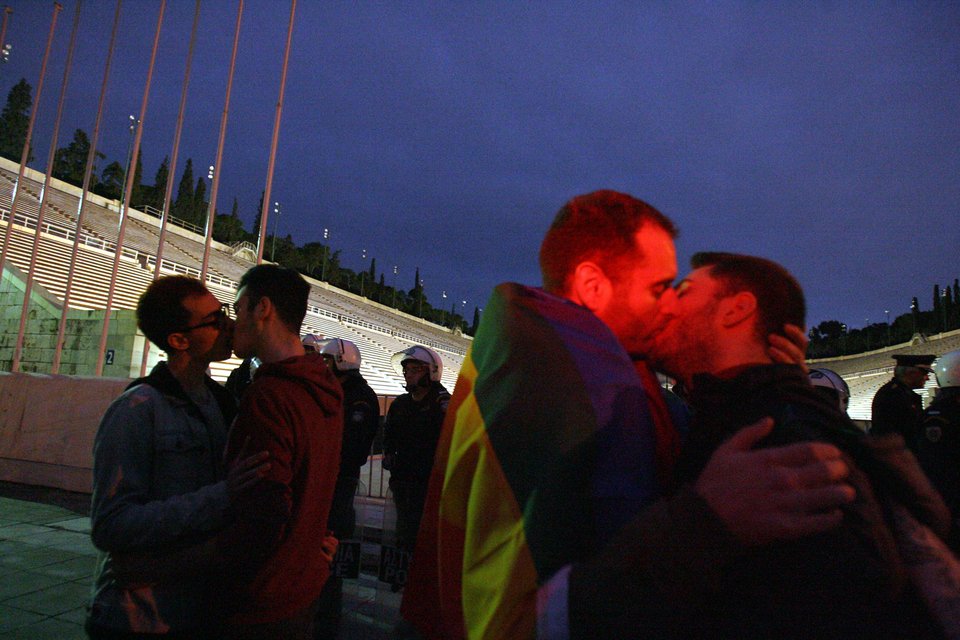 Διαμαρτυρία ομοφυλοφίλων και έξω από το Καλλιμάρμαρο για τους «ομοφοβικούς» Αγώνες του Πούτιν [εικόνες] | iefimerida.gr 3