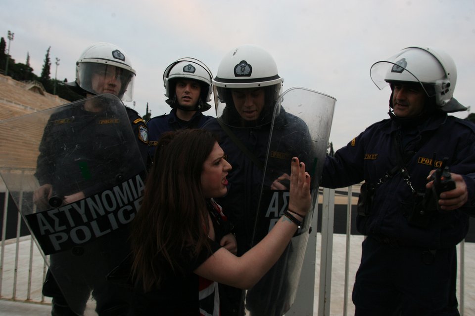 Διαμαρτυρία ομοφυλοφίλων και έξω από το Καλλιμάρμαρο για τους «ομοφοβικούς» Αγώνες του Πούτιν [εικόνες] | iefimerida.gr 5