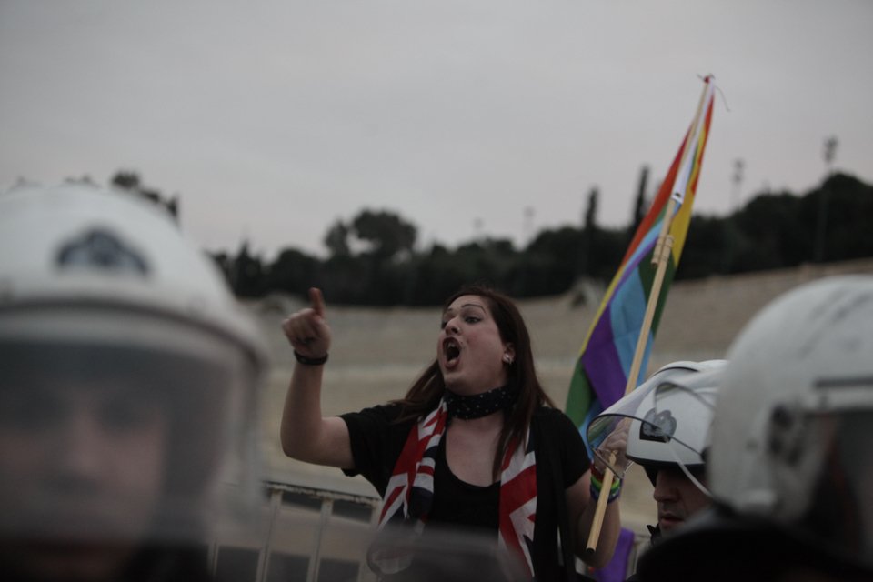 Διαμαρτυρία ομοφυλοφίλων και έξω από το Καλλιμάρμαρο για τους «ομοφοβικούς» Αγώνες του Πούτιν [εικόνες] | iefimerida.gr 6