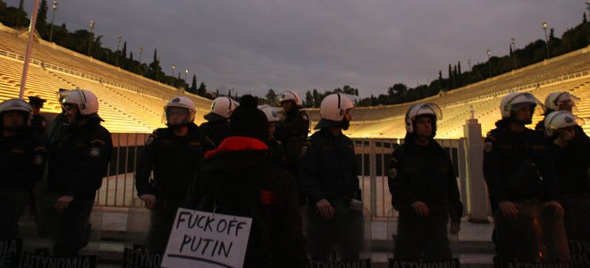 Διαμαρτυρία ομοφυλοφίλων και έξω από το Καλλιμάρμαρο για τους «ομοφοβικούς» Αγώνες του Πούτιν [εικόνες] | iefimerida.gr 0