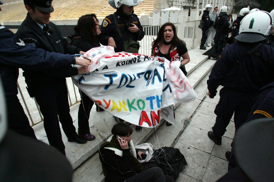 Διαμαρτυρία ομοφυλοφίλων και έξω από το Καλλιμάρμαρο για τους «ομοφοβικούς» Αγώνες του Πούτιν [εικόνες] | iefimerida.gr 7