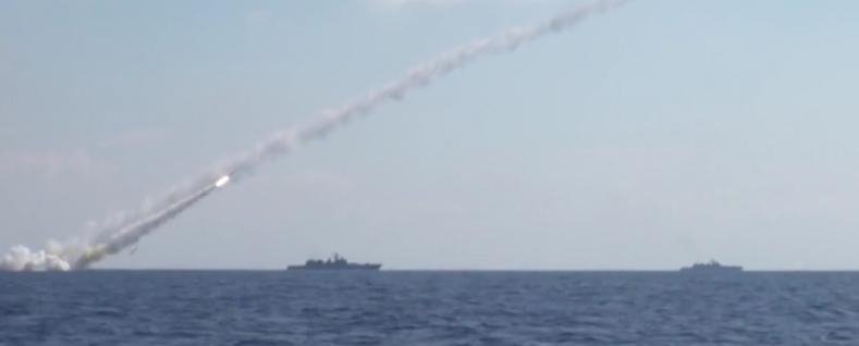 Ρωσικά πλοία σφυροκόπησαν με πυραύλους Κρουζ στόχους του ISIS [βίντεο]  | iefimerida.gr 0