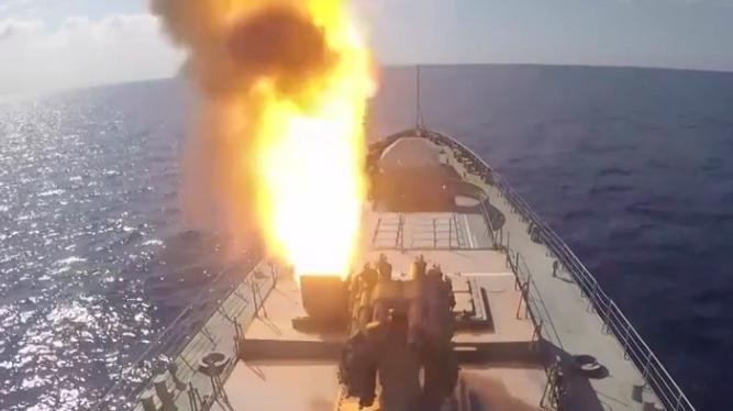 Ρωσικά πλοία σφυροκόπησαν με πυραύλους Κρουζ στόχους του ISIS [βίντεο]  | iefimerida.gr 2