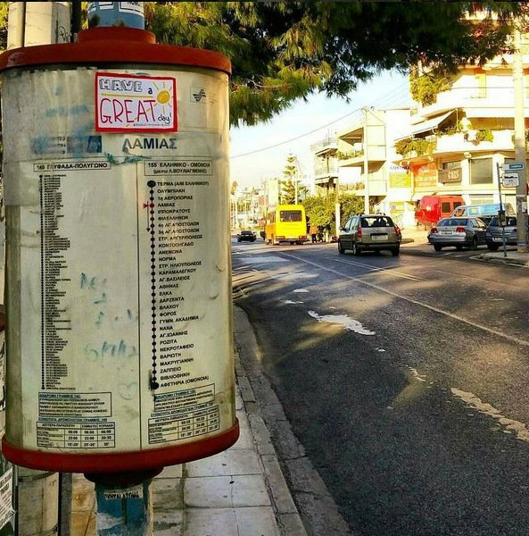 Γιατί γέμισε όλη η Αθήνα με post-it που γράφουν «Καλημέρα» -Τα κολλούν παντού, σε λεωφορεία, αυτοκίνητα, τοίχους, κολώνες [εικόνες] | iefimerida.gr 9