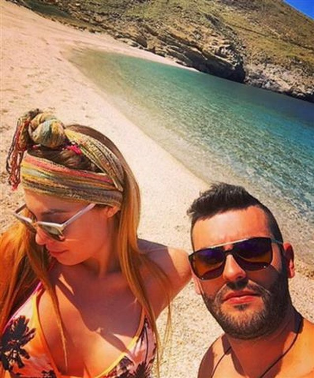 Καλλιμούκου και Μισόκαλος λιάζονται στην παραλία της... Ελένης [εικόνες] | iefimerida.gr 1