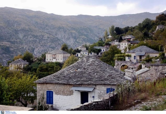 Οι Καλαρρύτες είναι ορεινός οικισμός που βρίσκεται στις δυτικές πλαγιές της οροσειράς της Πίνδου του Νομού Ιωαννίνων