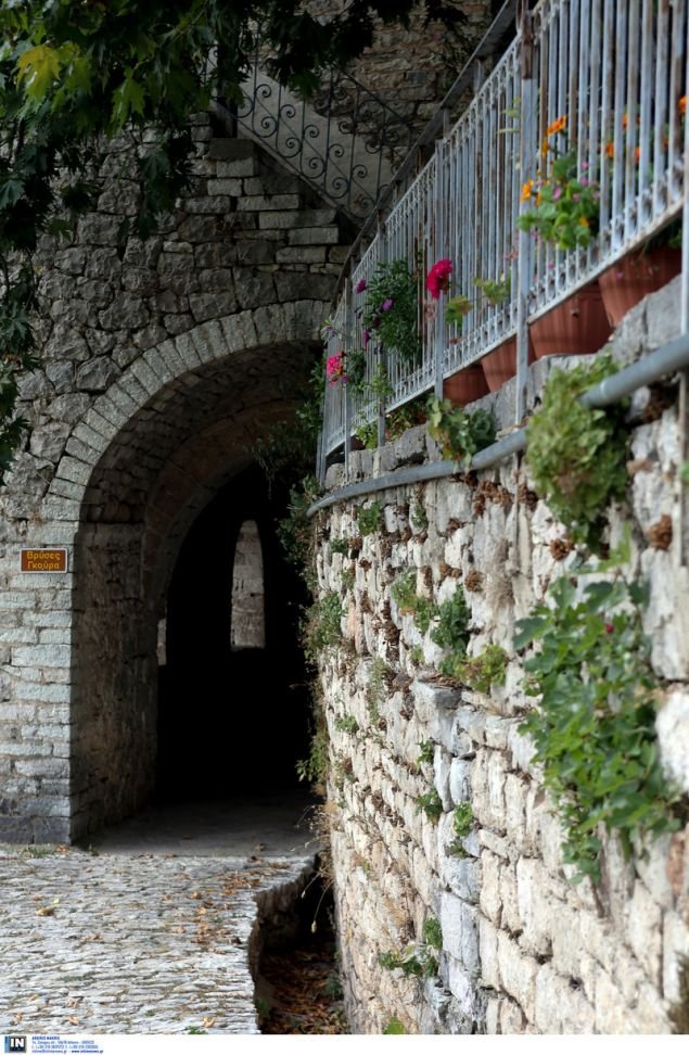Βόλτα στους Καλαρρύτες: Το πανέμορφο πετράδι στα Τζουμέρκα [εικόνες] | iefimerida.gr 7