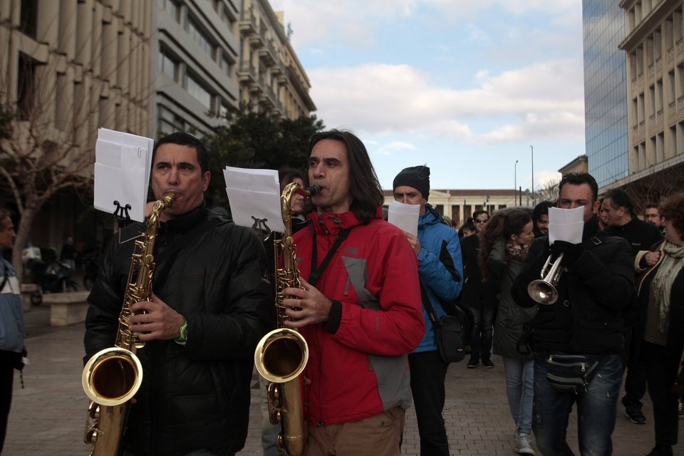 Καλλιτέχνες έκαναν μουσική διαμαρτυρία κατά του ασφαλιστικού -Εξω από το υπ.Εργασίας [εικόνες] | iefimerida.gr 1