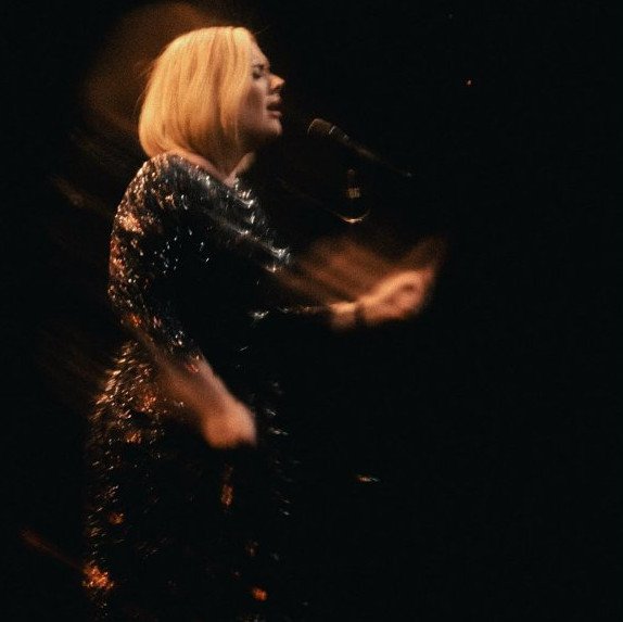 Δεν ξέρει τι έχει η Αντέλ: Βγάζει 94.000 ευρώ την ημέρα [εικόνες] | iefimerida.gr 1