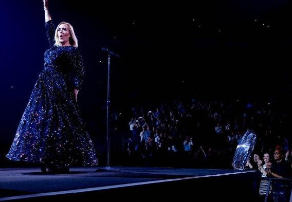 Δεν ξέρει τι έχει η Αντέλ: Βγάζει 94.000 ευρώ την ημέρα [εικόνες] | iefimerida.gr 2