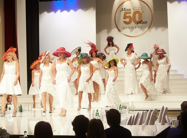 Καλλιστεία για 50άρες -Η 56χρονη αεροσυνοδός που πήρε τον τίτλο της Μiss 50 plus [εικόνες & βίντεο] | iefimerida.gr 1