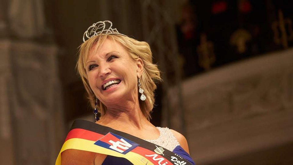 Καλλιστεία για 50άρες -Η 56χρονη αεροσυνοδός που πήρε τον τίτλο της Μiss 50 plus [εικόνες & βίντεο] | iefimerida.gr 3