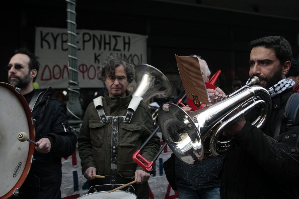 Καλλιτέχνες έκαναν μουσική διαμαρτυρία κατά του ασφαλιστικού -Εξω από το υπ.Εργασίας [εικόνες] | iefimerida.gr 2