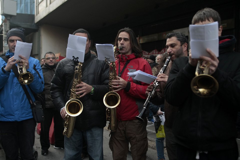 Καλλιτέχνες έκαναν μουσική διαμαρτυρία κατά του ασφαλιστικού -Εξω από το υπ.Εργασίας [εικόνες] | iefimerida.gr 3