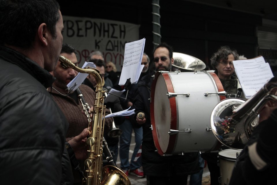 Καλλιτέχνες έκαναν μουσική διαμαρτυρία κατά του ασφαλιστικού -Εξω από το υπ.Εργασίας [εικόνες] | iefimerida.gr 4