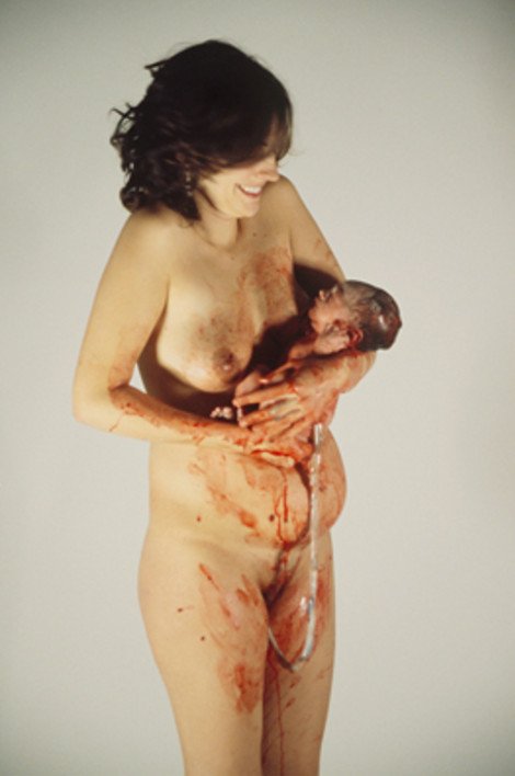 Η γέννα όπως ακριβώς είναι: Καλλιτέχνις φωτογραφιζόταν την ώρα που γεννούσε το παιδί της [εικόνες & βίντεο] | iefimerida.gr 1