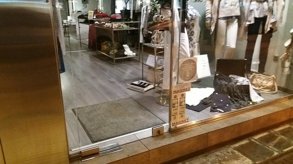 Καταστηματάρχες στην Καλλιθέα αφήνουν στο πάτωμα τα συρτάρια από τις ταμειακές για να βλέπουν οι ληστές ότι είναι άδεια [εικόνες] | iefimerida.gr 2