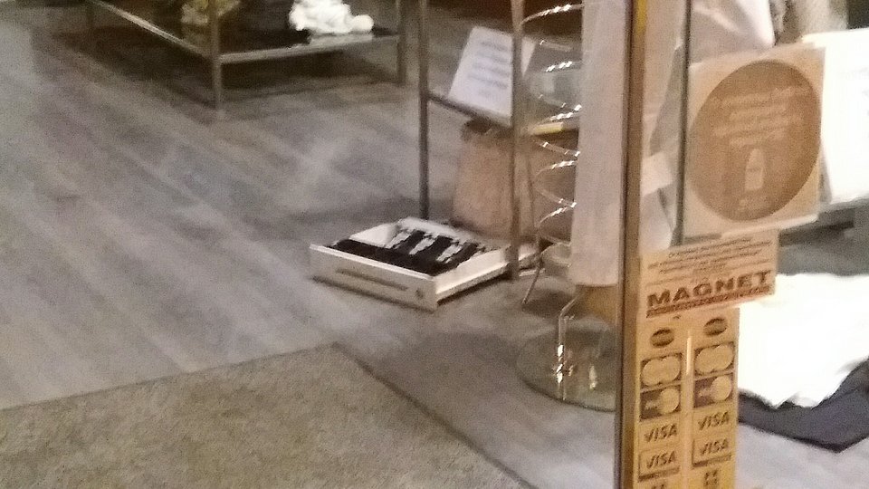 Καταστηματάρχες στην Καλλιθέα αφήνουν στο πάτωμα τα συρτάρια από τις ταμειακές για να βλέπουν οι ληστές ότι είναι άδεια [εικόνες] | iefimerida.gr 3