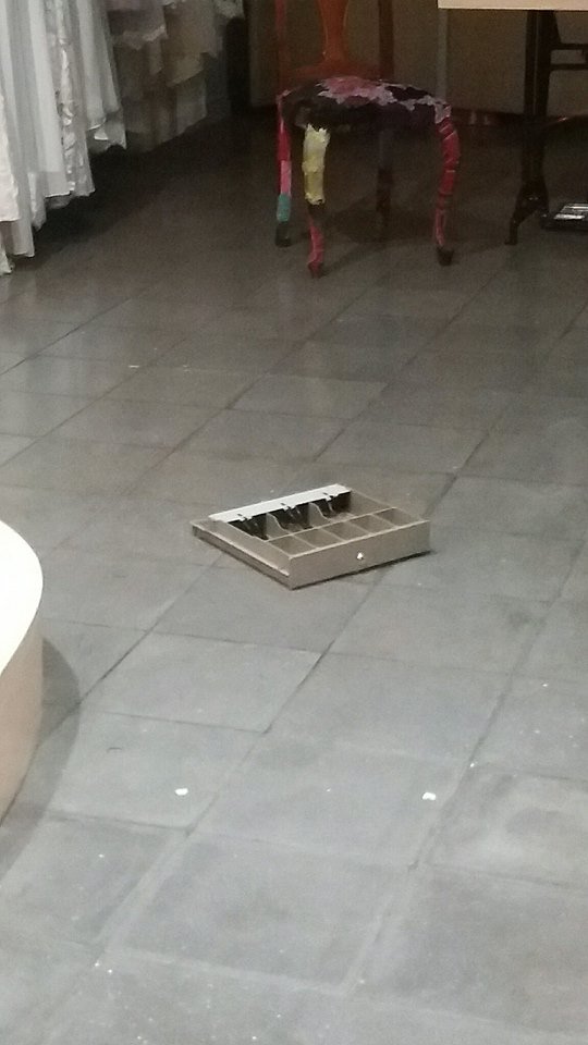 Καταστηματάρχες στην Καλλιθέα αφήνουν στο πάτωμα τα συρτάρια από τις ταμειακές για να βλέπουν οι ληστές ότι είναι άδεια [εικόνες] | iefimerida.gr 1