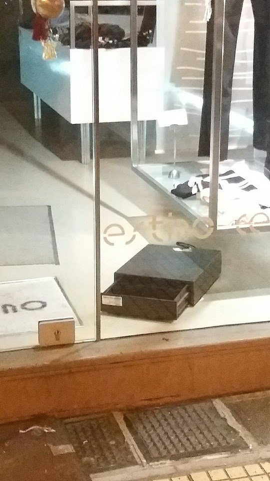 Καταστηματάρχες στην Καλλιθέα αφήνουν στο πάτωμα τα συρτάρια από τις ταμειακές για να βλέπουν οι ληστές ότι είναι άδεια [εικόνες] | iefimerida.gr 5