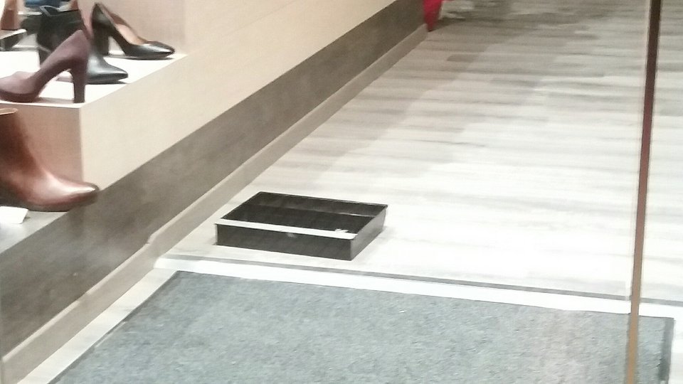 Καταστηματάρχες στην Καλλιθέα αφήνουν στο πάτωμα τα συρτάρια από τις ταμειακές για να βλέπουν οι ληστές ότι είναι άδεια [εικόνες] | iefimerida.gr 7