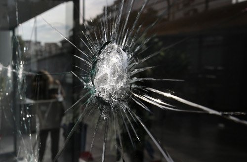 Ντου 15 κουκουλοφόρων σε εταιρία στην Καλλιθέα –Πέταξαν φέιγ βολάν κατά των πλειστηριασμών [εικόνες & βίντεο] | iefimerida.gr 0