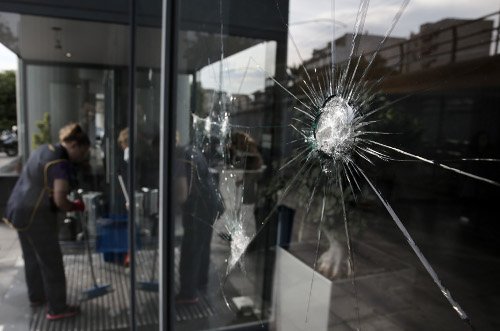 Ντου 15 κουκουλοφόρων σε εταιρία στην Καλλιθέα –Πέταξαν φέιγ βολάν κατά των πλειστηριασμών [εικόνες & βίντεο] | iefimerida.gr 2