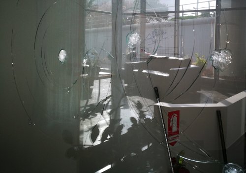 Ντου 15 κουκουλοφόρων σε εταιρία στην Καλλιθέα –Πέταξαν φέιγ βολάν κατά των πλειστηριασμών [εικόνες & βίντεο] | iefimerida.gr 3