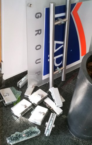 Ντου 15 κουκουλοφόρων σε εταιρία στην Καλλιθέα –Πέταξαν φέιγ βολάν κατά των πλειστηριασμών [εικόνες & βίντεο] | iefimerida.gr 4