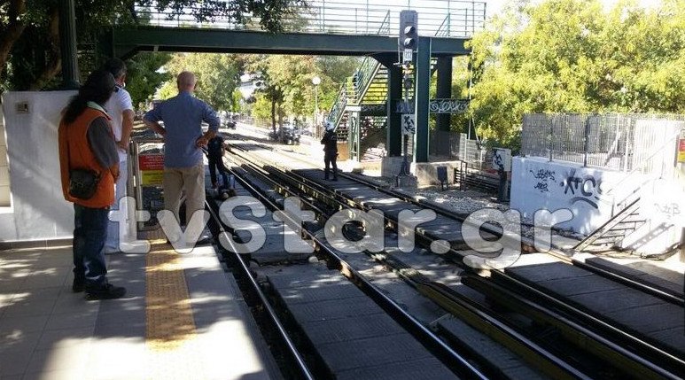 Kαλλιθέα: Αγνωστος έκοψε τις φλέβες του και έπεσε στις γραμμές του ηλεκτρικού [εικόνες] | iefimerida.gr 0