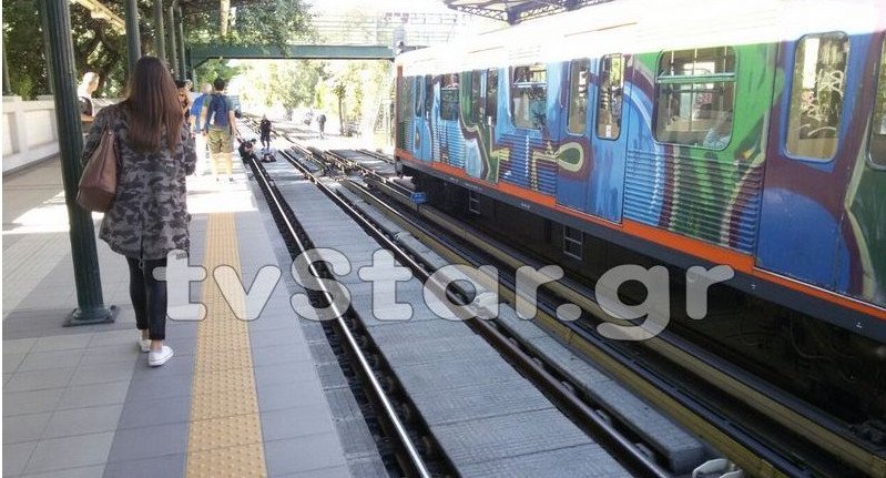 Kαλλιθέα: Αγνωστος έκοψε τις φλέβες του και έπεσε στις γραμμές του ηλεκτρικού [εικόνες] | iefimerida.gr 1